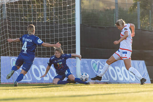 Maria Brochmann of Sandviken scores 2-0 behind Catherine