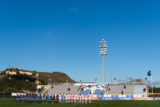 The teams are lined up