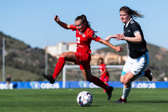 Ingrid Jåstad of Arna-Bjørnar and Ina Vårhus of Rosenborg