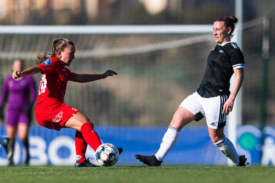 Ingrid Jåstad of Arna-Bjørnar and Siw Døvle of Rosenborg