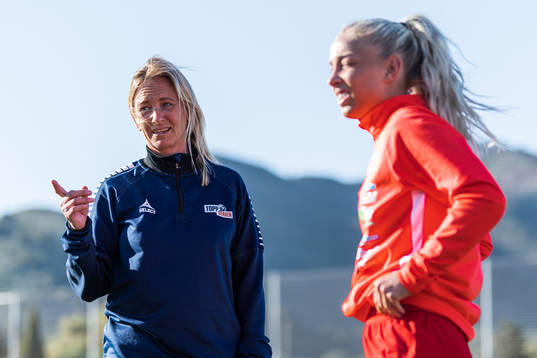 Hege Jørgensen, manager Toppfotball Kvinner, talks to
