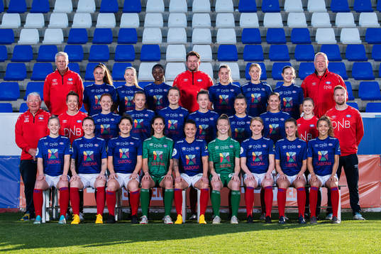 Vålerenga poses for a team photo