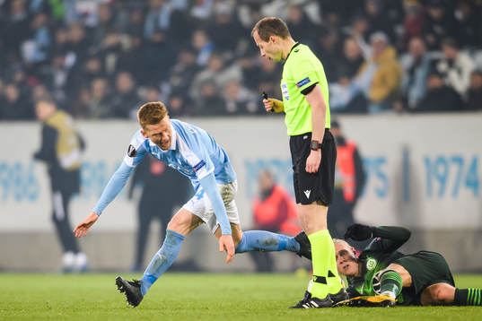 Anders Christiansen of Malmö FF and referee William Sean