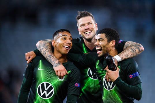 Daniel Ginczek and João Victor of Wolfsburg celebrate