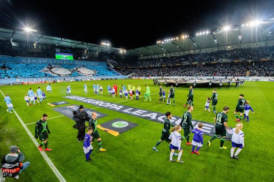 The players make their entrance