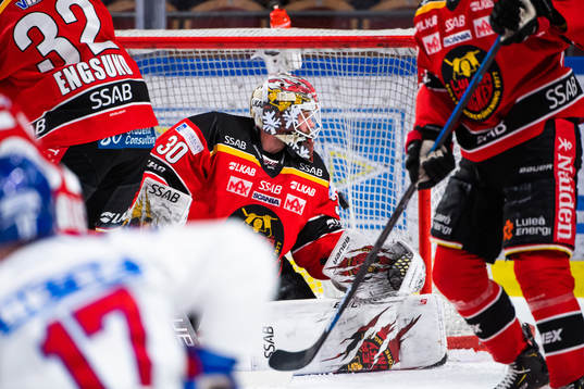 Oskarshamns Jonas Engström sätter 1-1 bakom Luleås