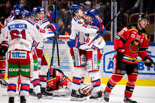 Oskarshamns Filip Karlsson (h) jublar med lagkamrater