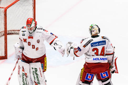 Modos målvakt Linus Lundin och målvakt Erik Hanses
