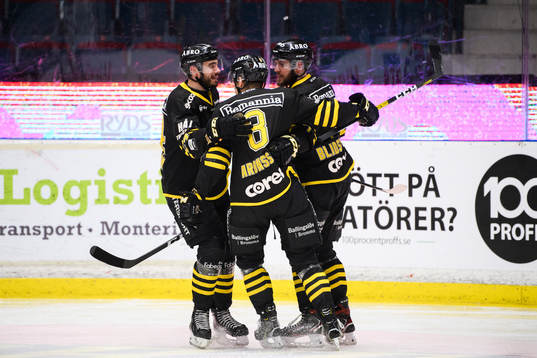s spelare jublar med Emil Aronsson