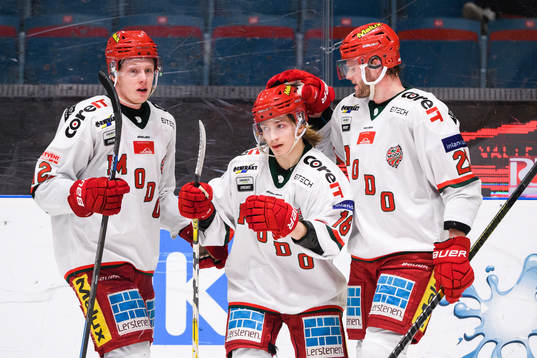Modos Iikka Kangasniemi jublar med Fredrik Olofsson och Kim