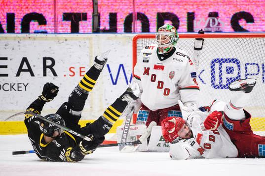 s Lucas Feuk oroar framför Modos målvakt Erik Hanses och