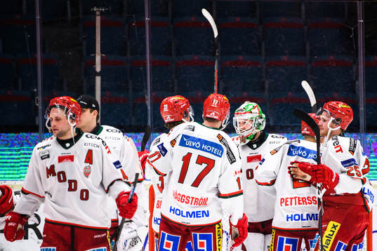 Modos målvakt Erik Hanses jublar