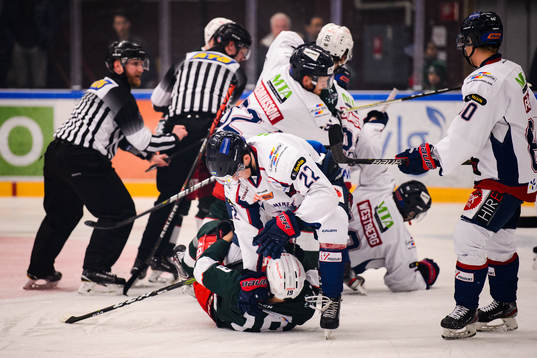 Väsbys Christoffer Gozzi och Halmstads Victor Gagic