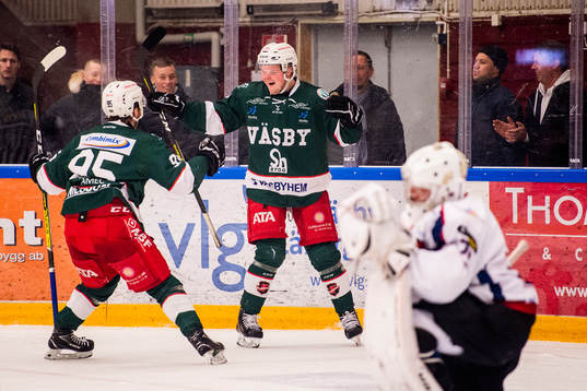 Väsbys Gabriel Österberg jublar