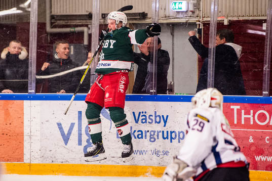Väsbys Gabriel Österberg jublar