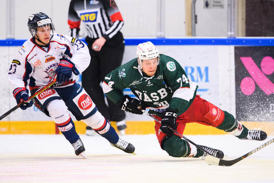 Väsbys Pontus Karlsson och Halmstads Robin Holm