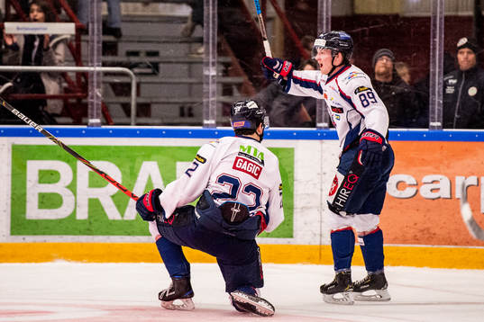 Halmstads Tim Bothén (h) jublar
