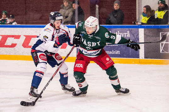 Halmstads Hampus Johansson och Väsbys Elliot Lorraine
