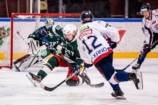 Väsbys Robin Karlsson och Halmstads Sebastian Åkesson