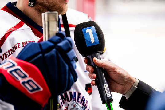 Hockeyettans logotyp på en mikrofon