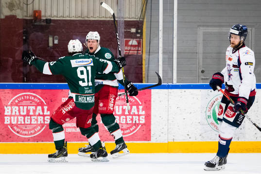 Väsbys Pontus Karlsson (h) gör 3-1 och jublar med