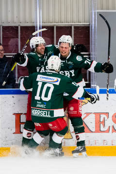 Väsbys Pontus Karlsson (h) gör 3-1 och jublar med