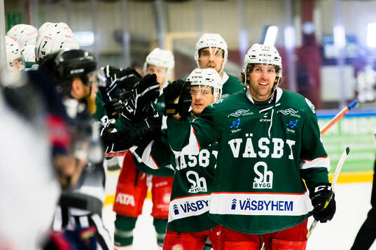 Väsbys spelare med Christian Holmblad (närmast i bild)