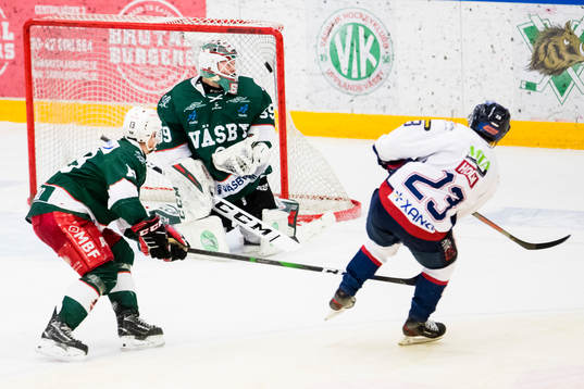 Halmstads Robin Holm gör 3-2 bakom Väsbys målvakt Edvin