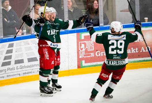 Väsbys Johannes Nilsson (v) avgör med 4-2 målet  och