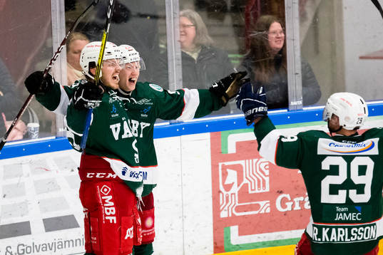 Väsbys Johannes Nilsson (v) avgör med 4-2 målet  och