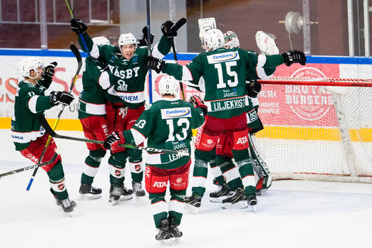 Väsbys spelare jublar