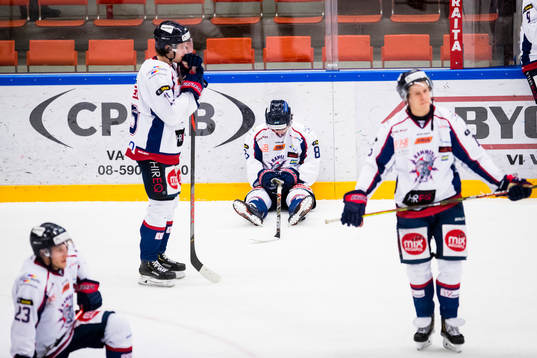 Halmstads spelare med Oscar Jacobsson (m) deppar