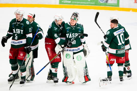Väsbys spelare jublar