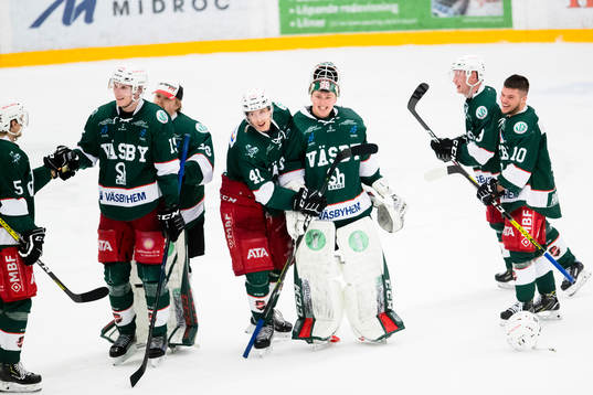 Väsbys spelare jublar