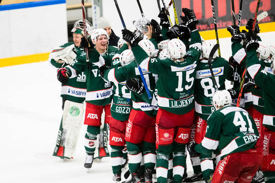 Väsbys spelare jublar