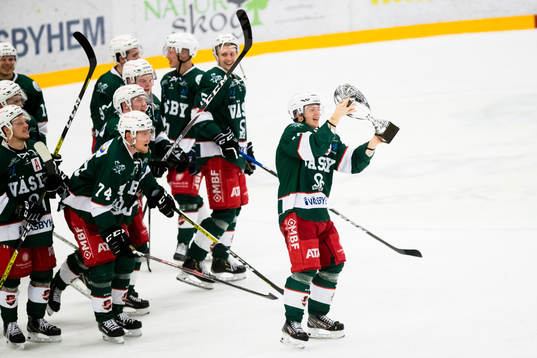 Väsbys spelare lyfter pokalen och jublar
