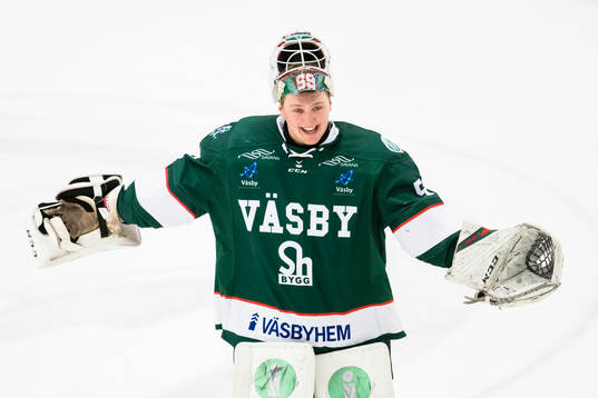 Väsbys målvakt Edvin Olofsson jublar