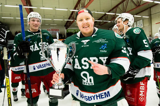 Väsbys målvakt Linus Ryttar jublar med segerpokalen