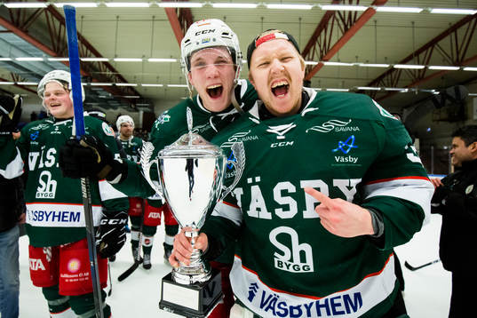 Väsbys målvakt Linus Ryttar och Martin Liljekvist jublar