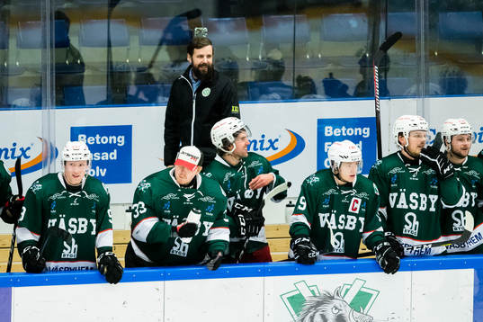 Väsbys tränare Viktor Tuurala jublar i slutskedet av