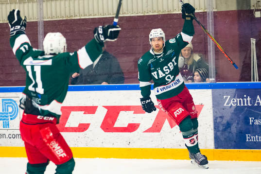 Väsbys Jonathan Rodensjö jublar