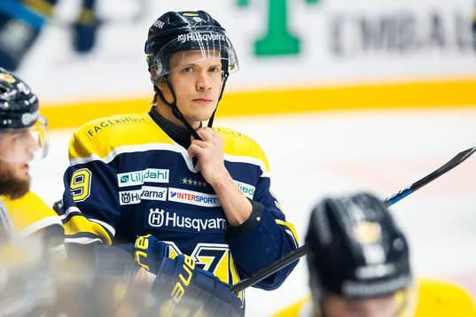 s Didrik Strömberg drar i hjälmen