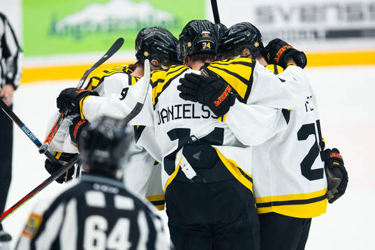 Brynäs Nicklas Danielsson med lagkamrater jublar