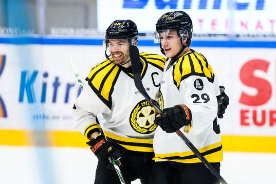 Brynäs Anton Rödin och Oscar Birgerssoon jublar