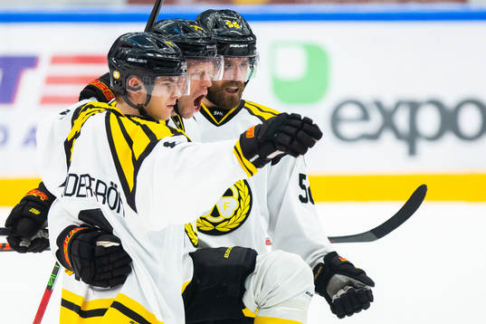 Brynäs Nicklas Danielsson jublar med Victor Söderström