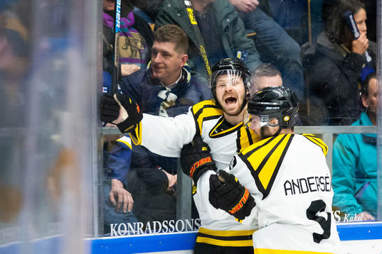 Brynäs Emil Molin och Niclas Andersén jublar