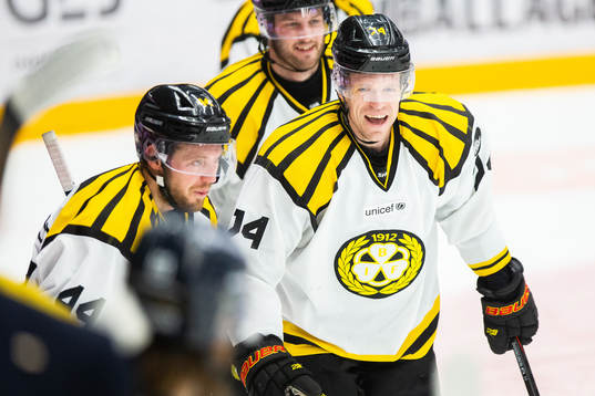 Brynäs Nicklas Danielsson jublar