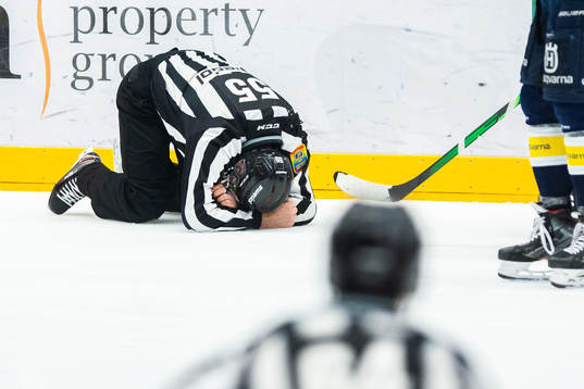 Linjedomare Simon Hillborg ligger ner
