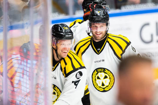 Brynäs Nicklas Danielsson och Niclas Andersén jublar