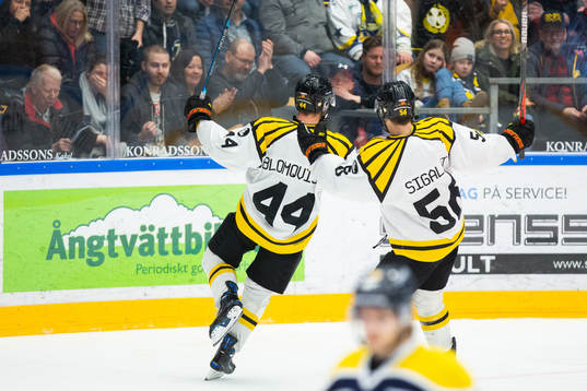 Brynäs Jacob Blomqvist och Brynäs Jonathan Sigalet jublar
